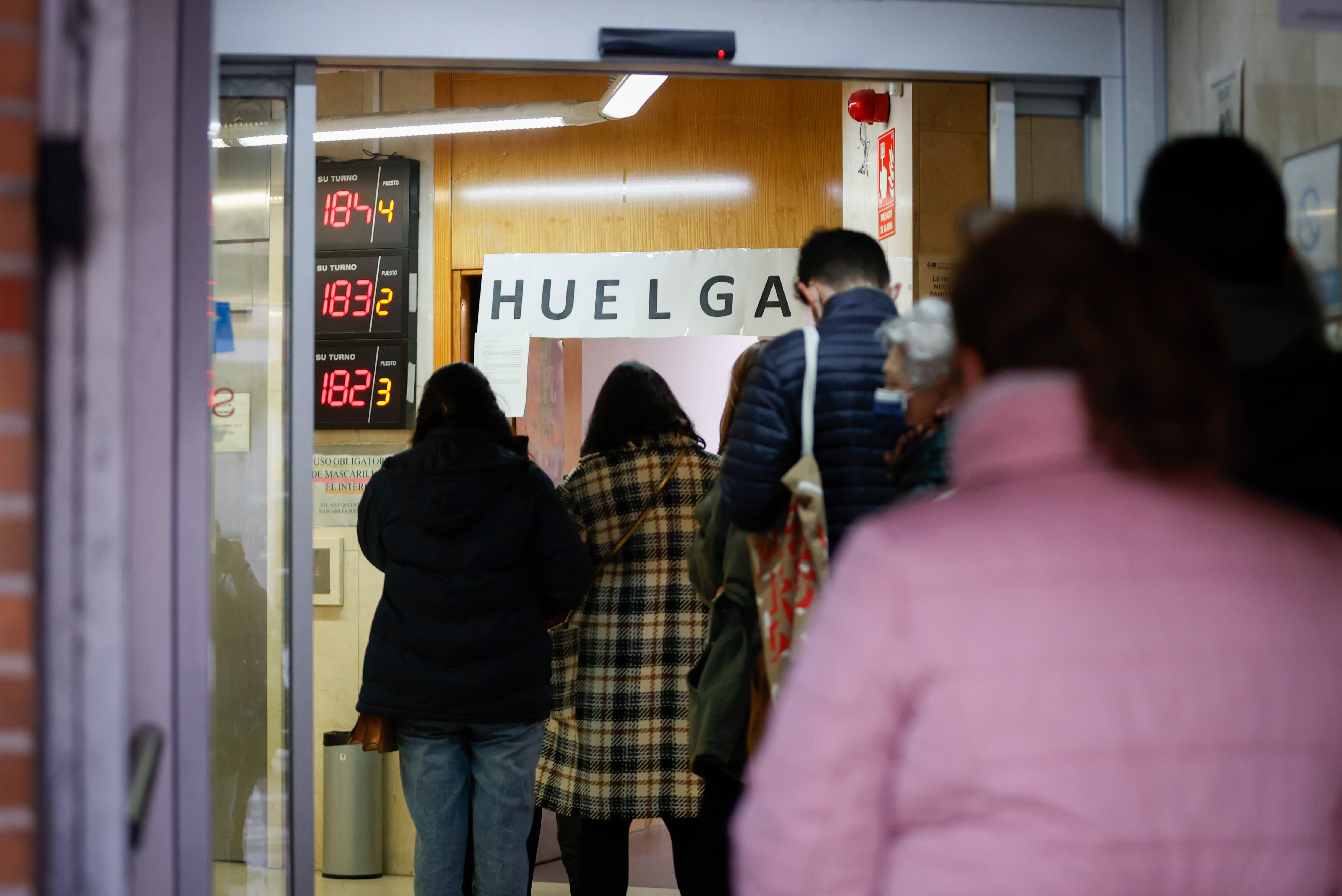 Varias personas hacen cola para acceder al centro de Salud de General Ricardos (Carabanchel) en Madrid este lunes cuando 4.240 médicos de familia y 720 pediatras están llamados a una huelga indefinida