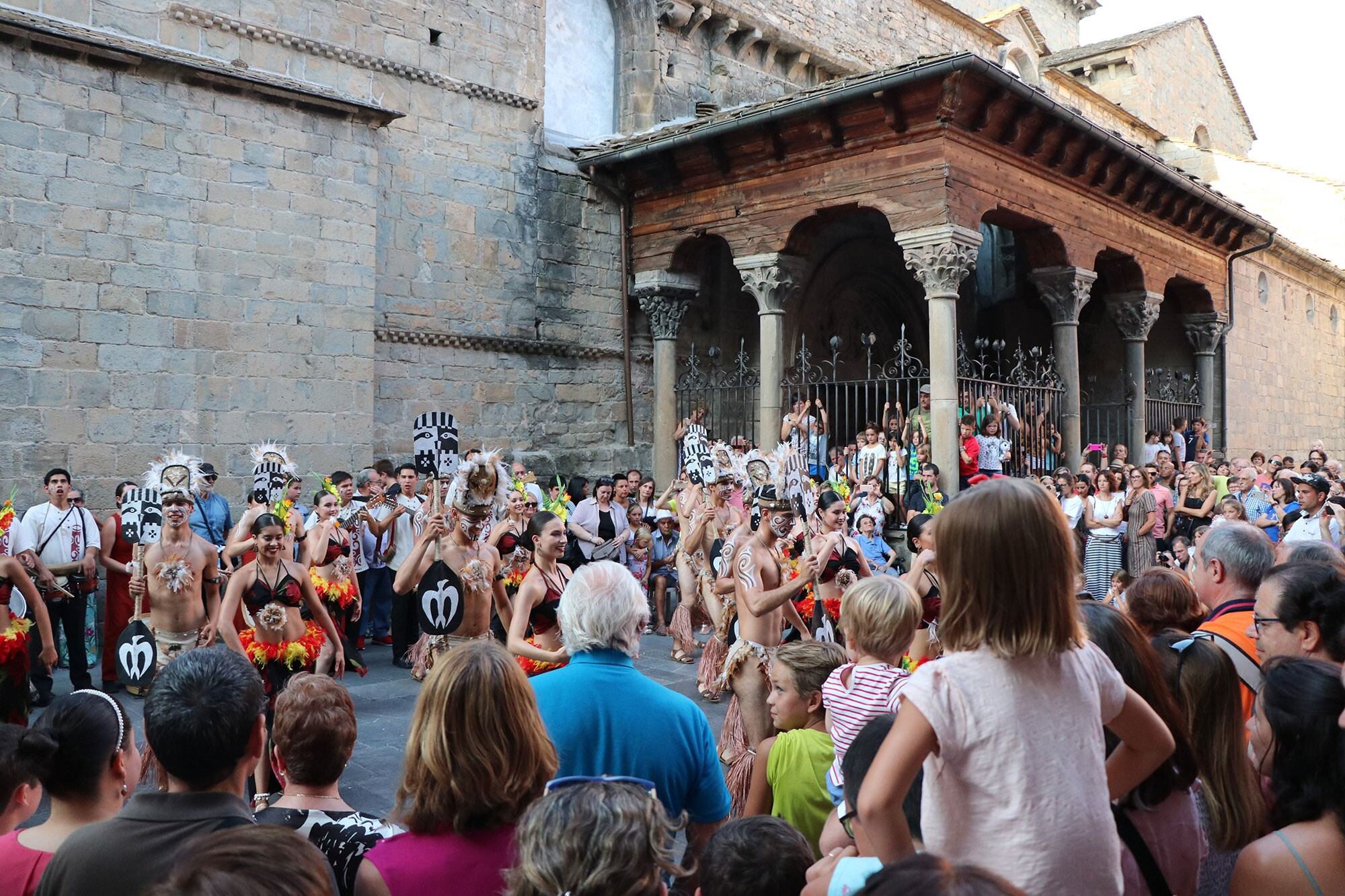 El Festival Folklórico de los Pirineos en ediciones anteriores bailando al ritmo de diferentes culturas