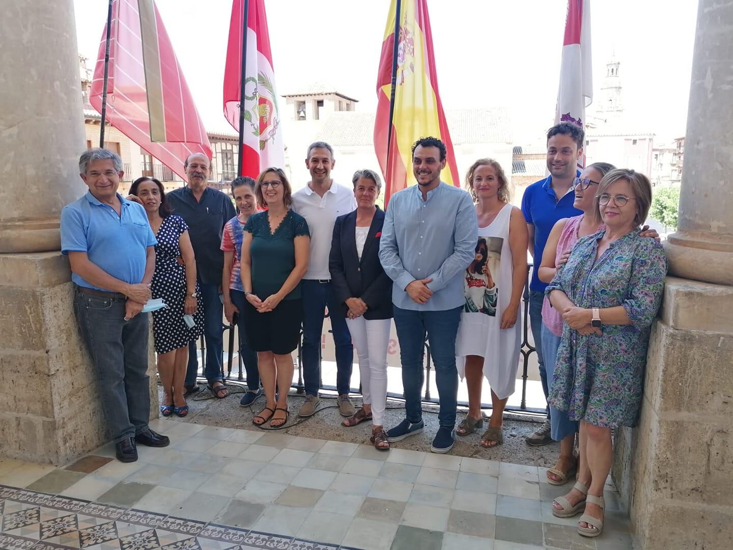 Lorenza Prieto entre Tomás del Bien y el responsable de la agrupación socialista, Carlos  Rodríguez, en el balcón del Ayuntamiento de Toro