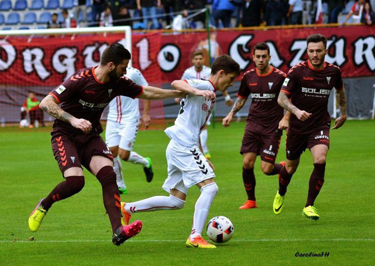 Toni es perseguido por varios rivales