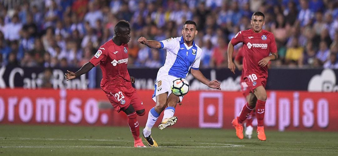 El entonces pepinero Gabriel Pires (ahora en el S.L. Benfica) centra un balón ante la oposición de Amath (23) y Arambarri (18) en el derbi de la pasada temporada en Butarque.