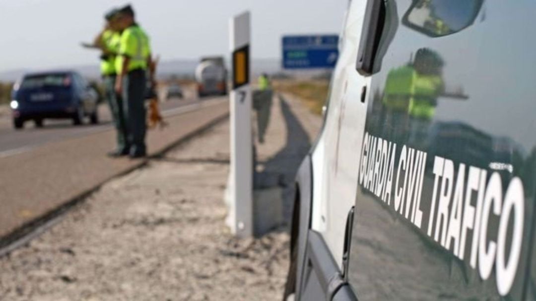 Imagen de archivo de un control de tráfico de la Guardia Civil