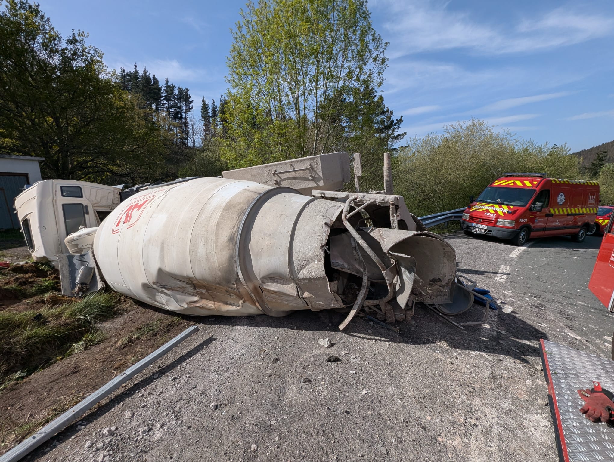 Accidente de un camión volcado en el Puerto del Escudo