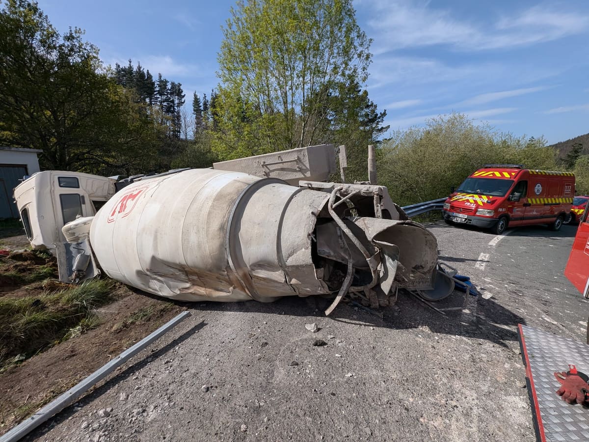Un hombre queda atrapado tras volcar su camión en el Puerto del Escudo