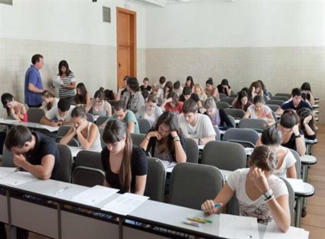Estudiantes durante la Prueba de Acceso a la Universidad