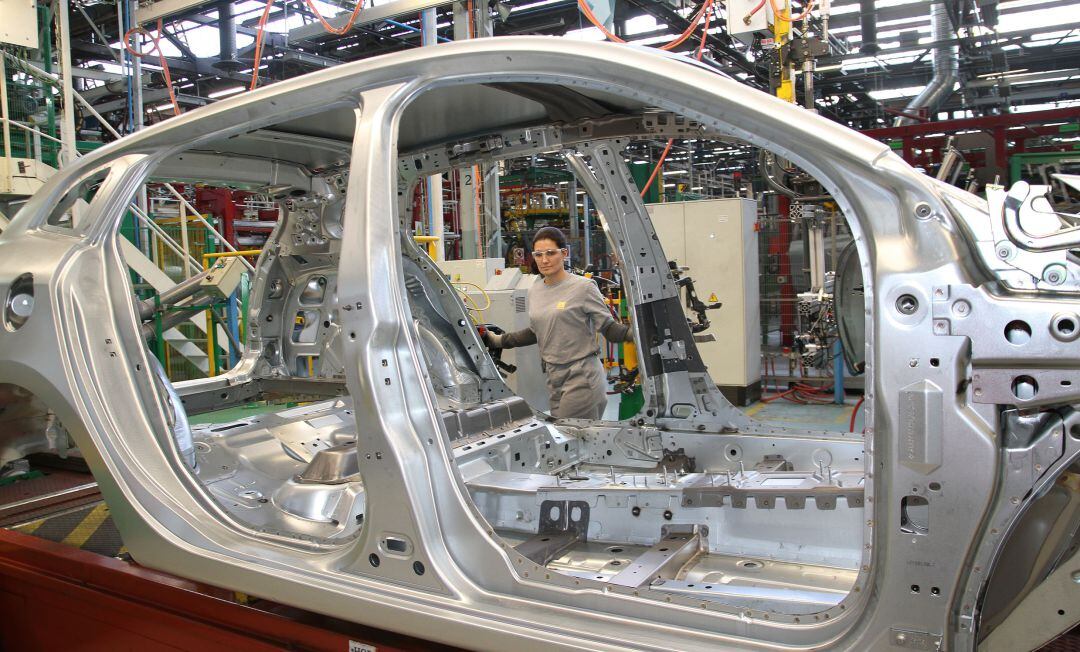 Cadena de montaje de Renault en su fábrica de Villamuriel de Cerrato (Palencia)