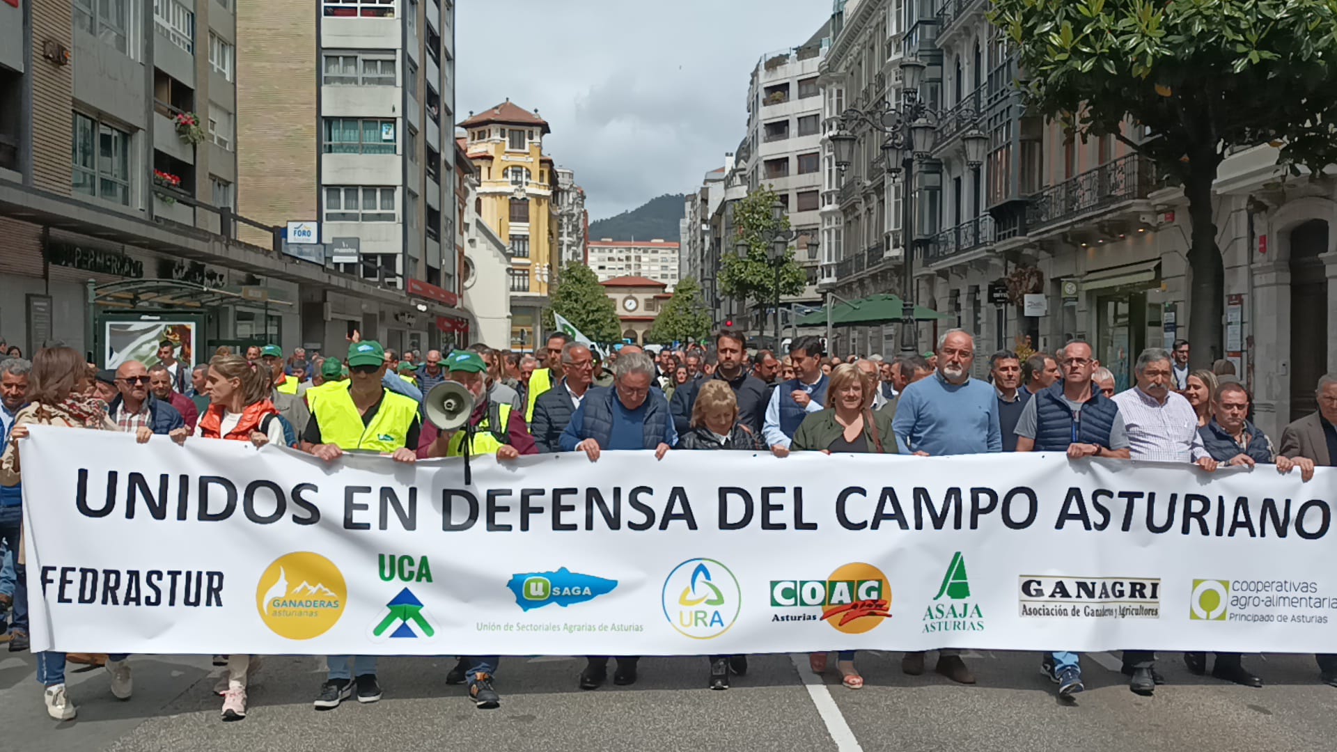 Cabecera de la manifestación /tractorada de los ganaderos en la calle Uría de Oviedo