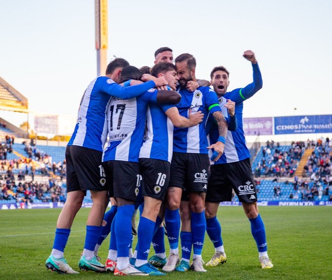 Los jugadores celebran el gol de Juanmi, en el Rico Pérez