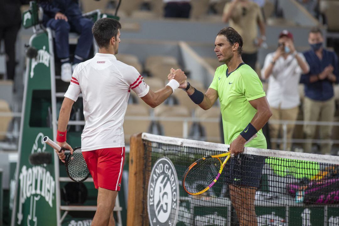 Djokovic y Nadal, saludándose tras un partido en Roland Garros