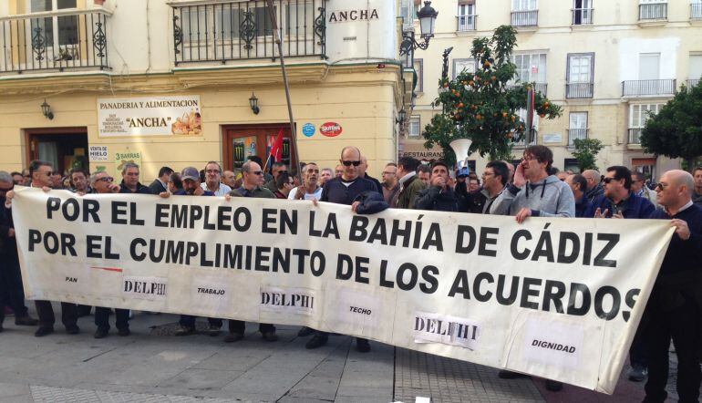 Ex trabajadores de Delphi se manifiestan ante la sede del PSOE de Cádiz 