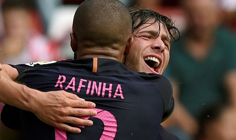 Sergi Roberto abraza a Rafinha