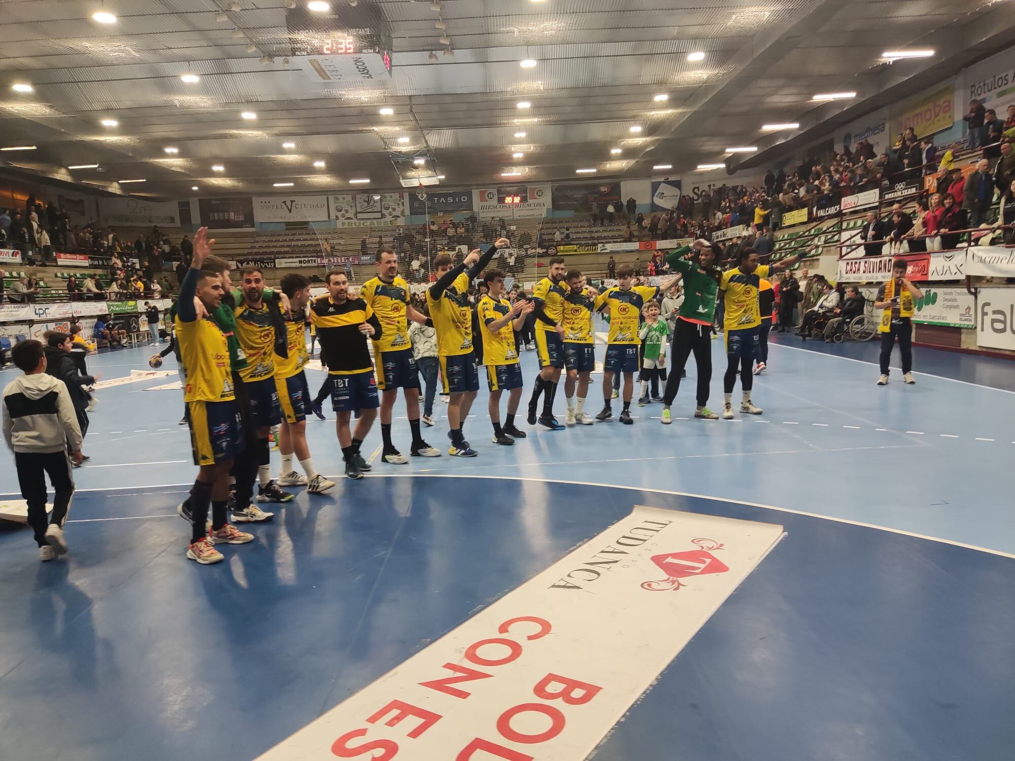 La celebración del Tubos Aranda tras el triunfo ante Oviedo