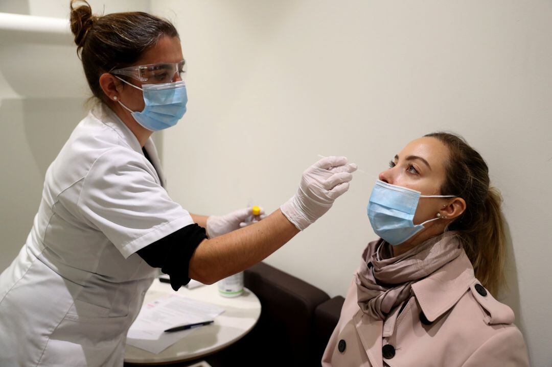 Una cidudadana sometiéndose a una prueba PCR.