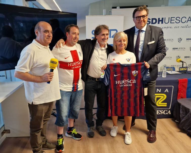 Maite Peña recibe la camiseta firmada de la SD Huesca
