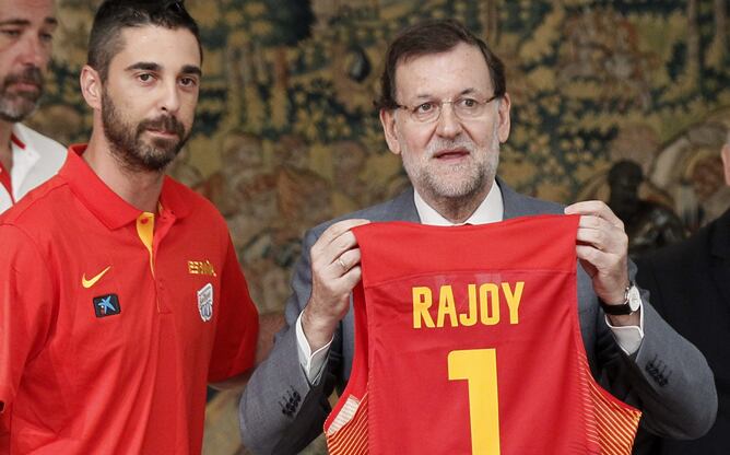 El escolta de la selección española ha regalado a Rajoy una camiseta con su nombre