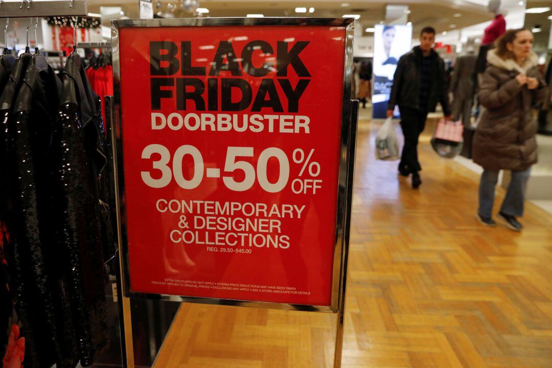 Cartel de rebajas del Black Friday en Roosevelt Field Mall en Garden City, New York