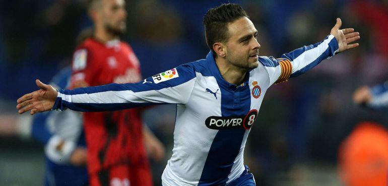 El delantero del RCD Espanyol, Sergío García, celebra el segundo gol del equipo españolista, durante el encuentro correspondiente a la ida de los cuartos de final de la Copa del Rey, que han disputado esta noche frente al Sevilla en el Power8 Stadium de Barcelona