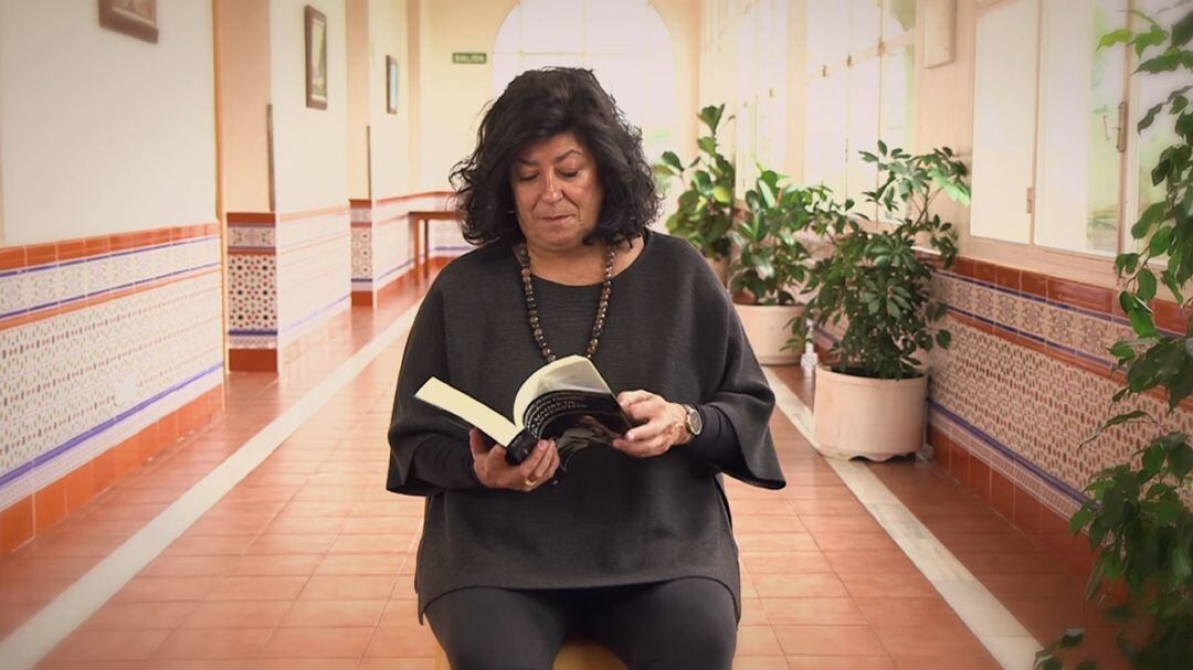 Almudena Grandes ojea las páginas de &#039;La madre de Frankestein&#039;, ambientada en Ciempozuelos.