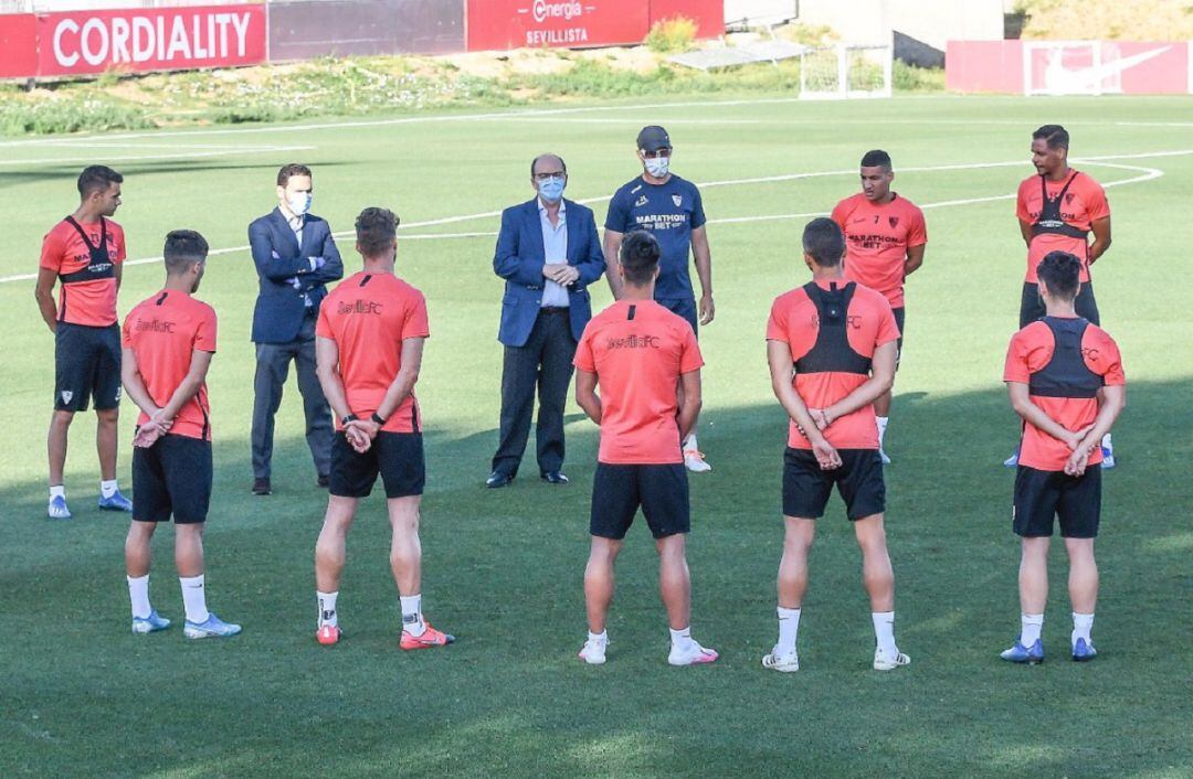 Minuto de silencio por Marcelo Campanal previo al inicio del entrenamiento sevillista