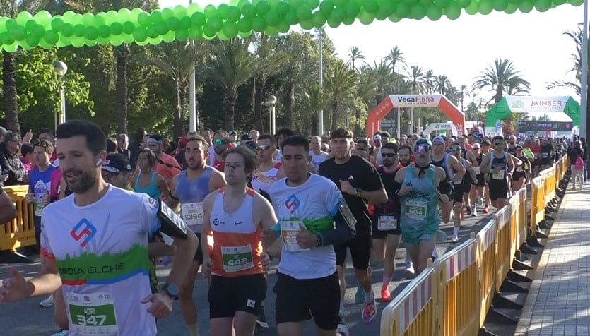 Un momento de la salida de la edición 53 de la Media Maratón de Elche