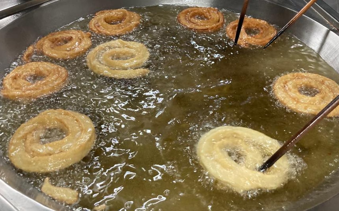 Imagen de archivo de una freidora de churros en una churrería