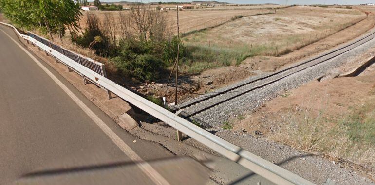 Lugar en el que ha caído el camión a las vías del tren desde un paso superior