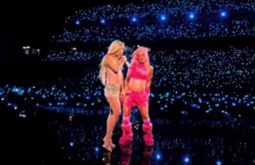 Bad Gyal i Karol G cantant juntes al Santiago Bernabéu