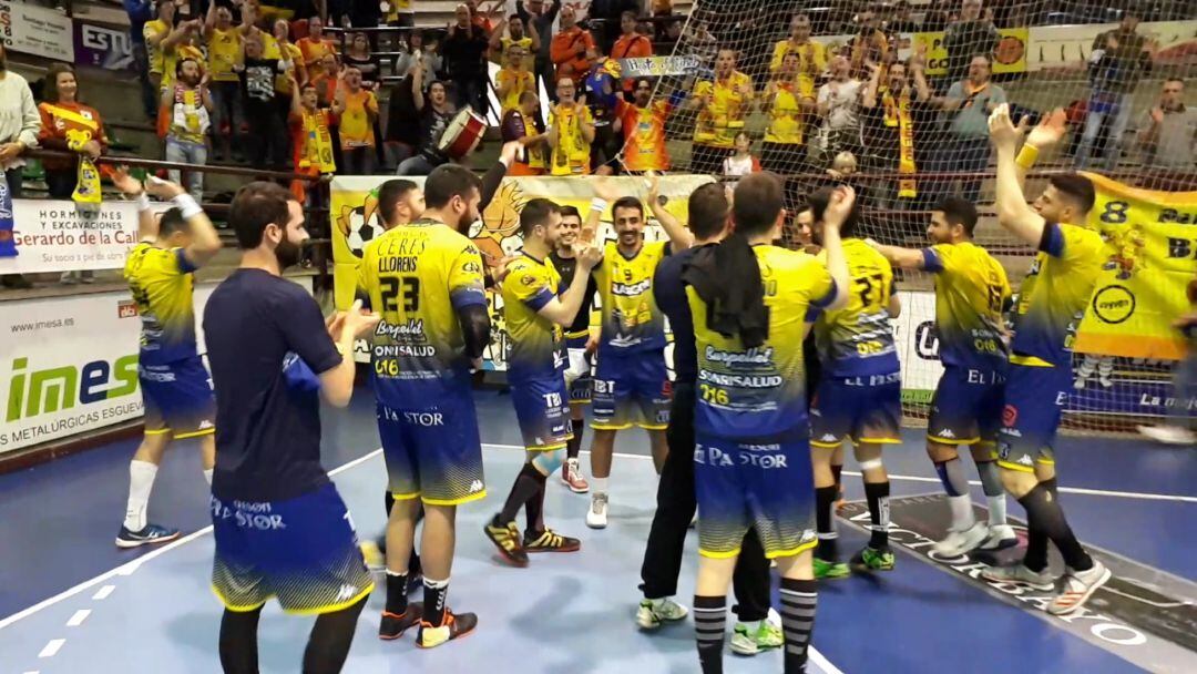 Euforia colectiva del equipo en la cancha y la afición en la grada tras el encuentro.