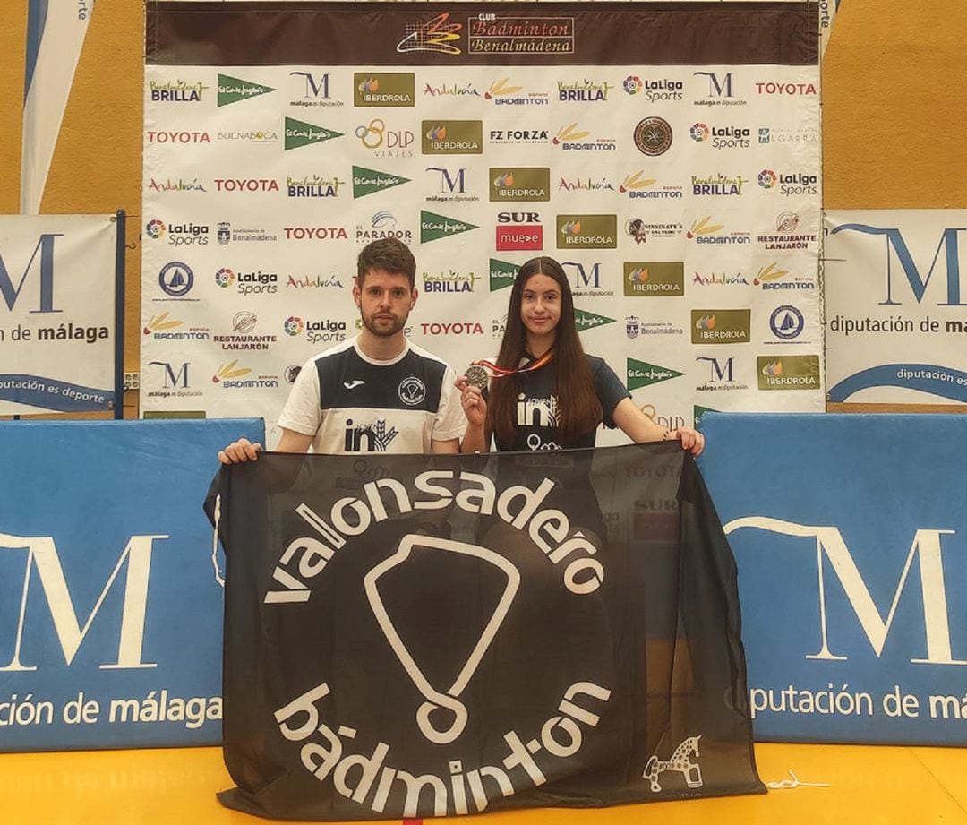 Carmen Carro, con su medalla, junto a su entrenador Carlos Palero.