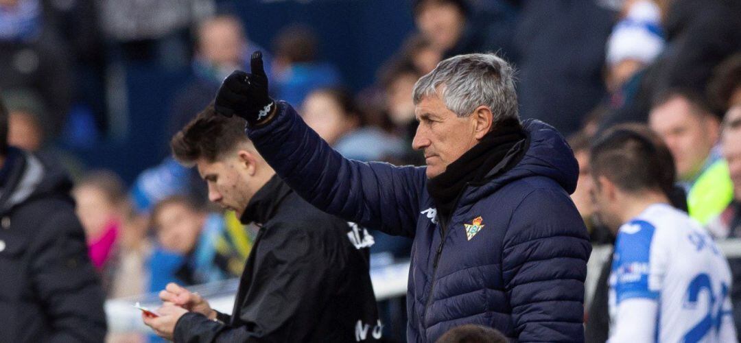 El entrenador del Betis Quique Setién durante el partido de la vigésima tercera jornada de Liga de Primera División disputado en el estadio de Butarque. 