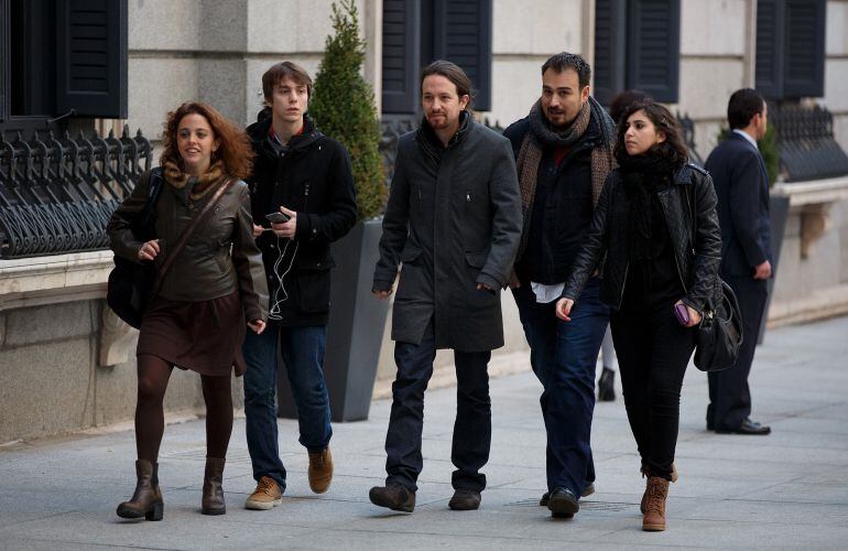 Los diputados de Podemos, entre ellos Pablo Iglesias, a su llegada al Congreso.