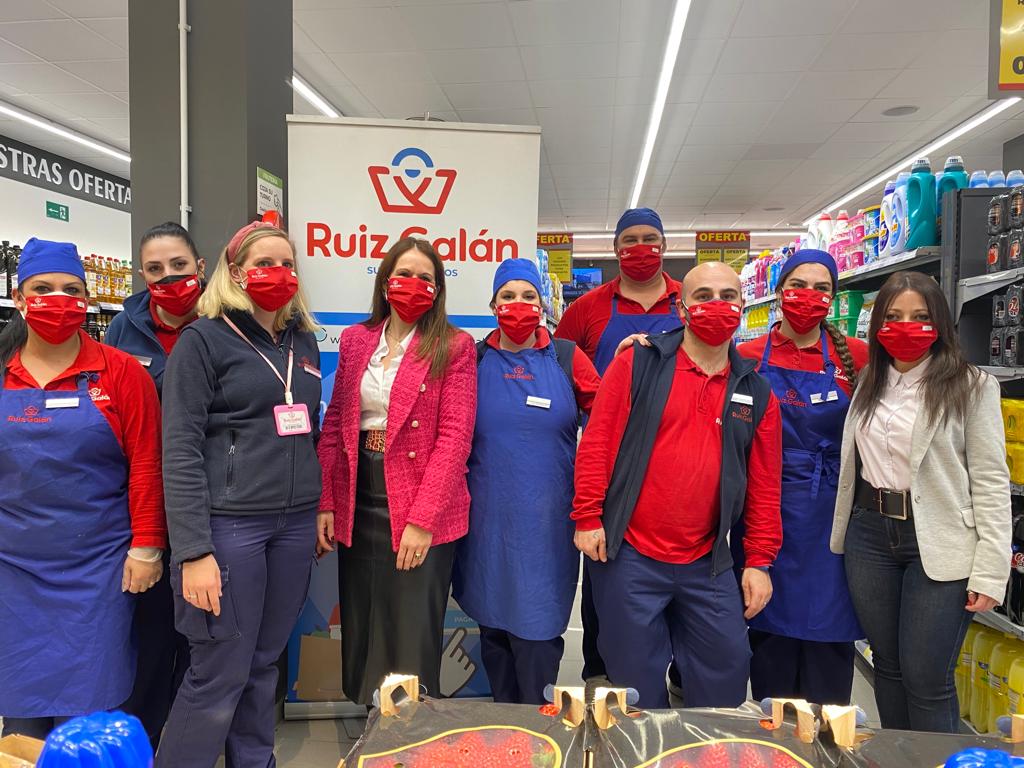 Trabajadores del supermercado de Torre Almirante, en el centro la directora de la cadena, Raquel Ruiz.