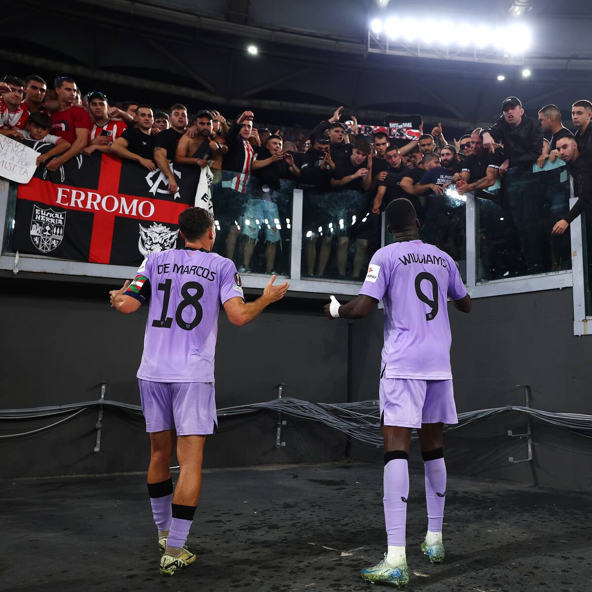 La bronca de Iñaki Williams y Óscar De Marcos a los radicales del Athletic Club tras lanzar una bengala a la afición de la Roma