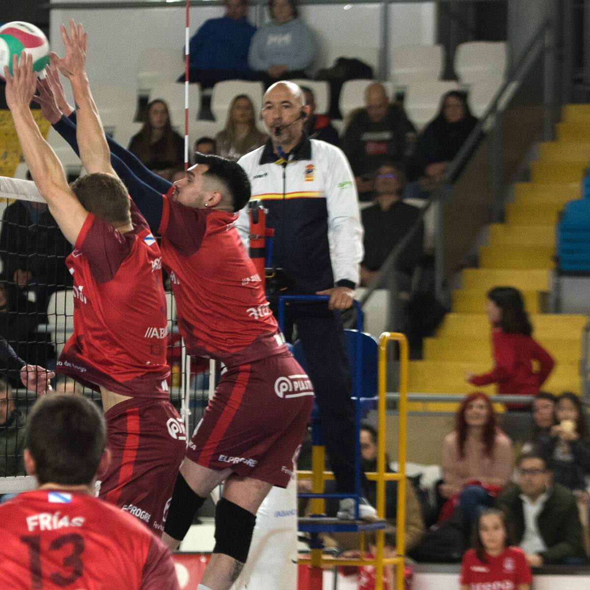 El Volei Villena Petrer logró su primera victoria de la temporada en la penúltima jornada al vencer en la pista del Arenal Emevé (1-3)