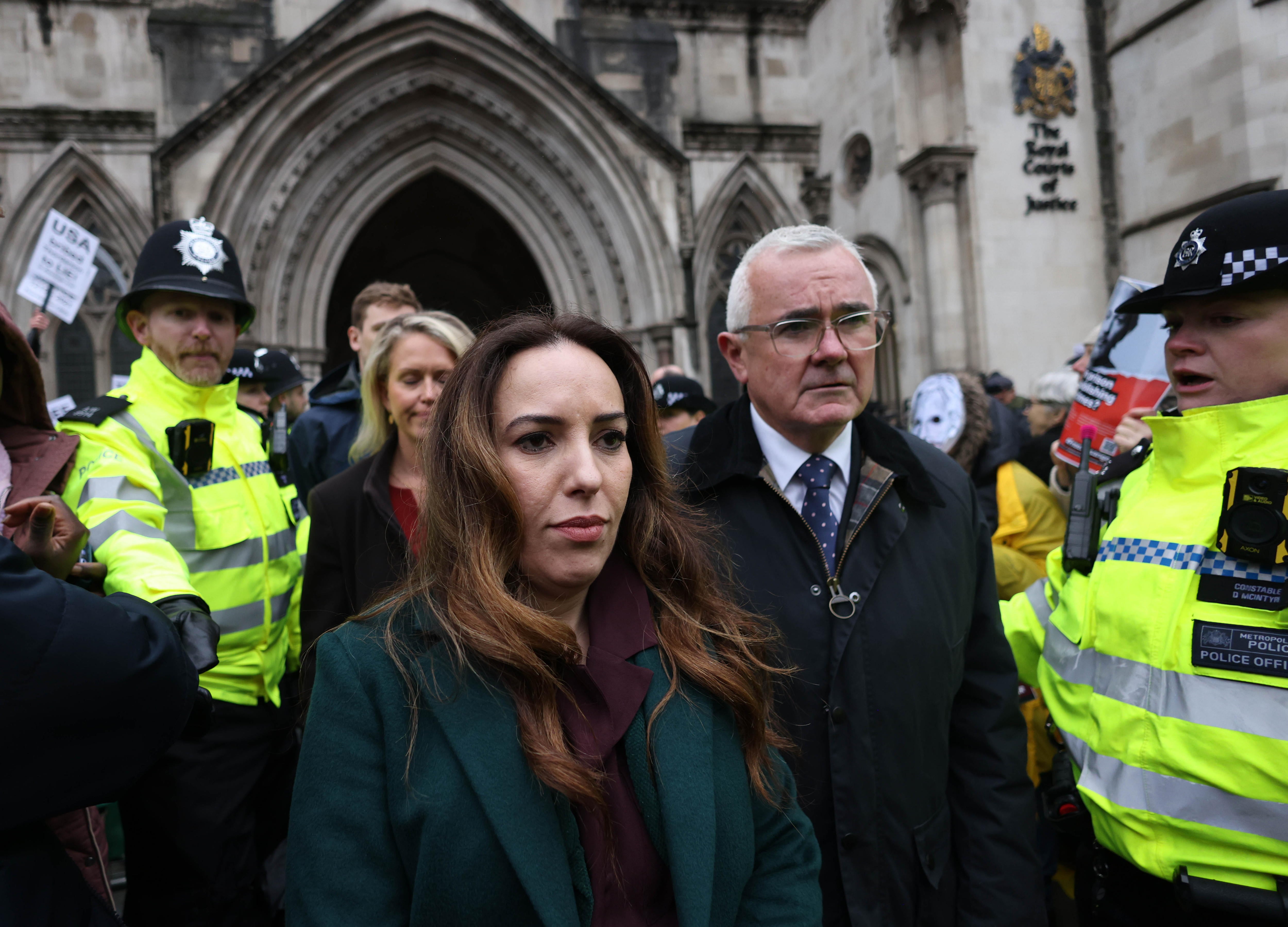 London (United Kingdom), 21/02/2024.- Stella Assange (C), the wife of WikiLeaks founder Julian Assange, walks outside the Royal Courts of Justice during a break in proceedings on the second day of Julian Assange&#039;s extradition appeal hearing in London, Britain, 21 February 2024. Julian Assange is facing his final extradition hearing at the High Court in London on 20 to 21 February. Assange could face up to 175 years in a US prison if the hearing goes against him. (Reino Unido, Londres) EFE/EPA/NEIL HALL
