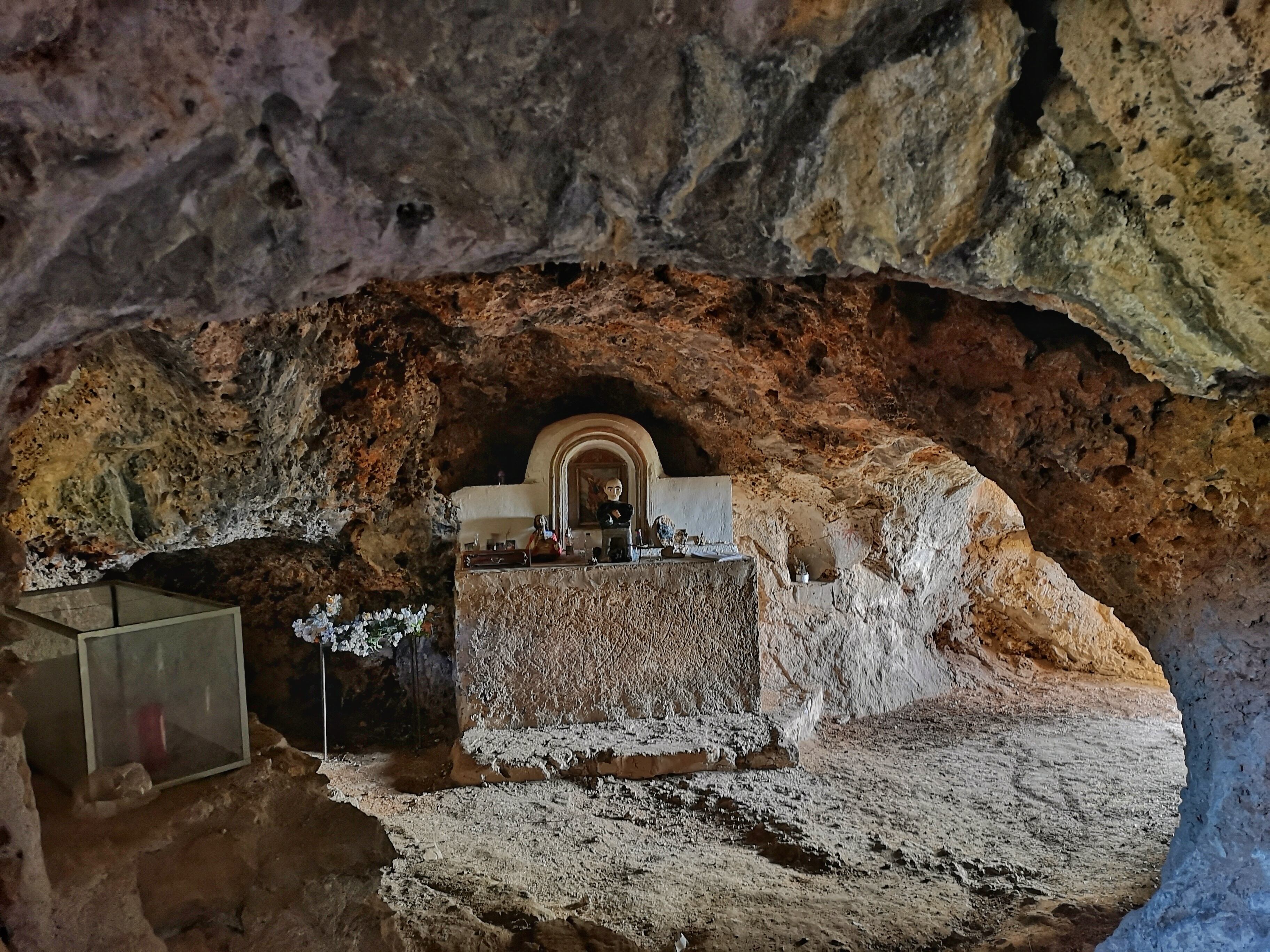 Interior de la ermita de San Miguel.