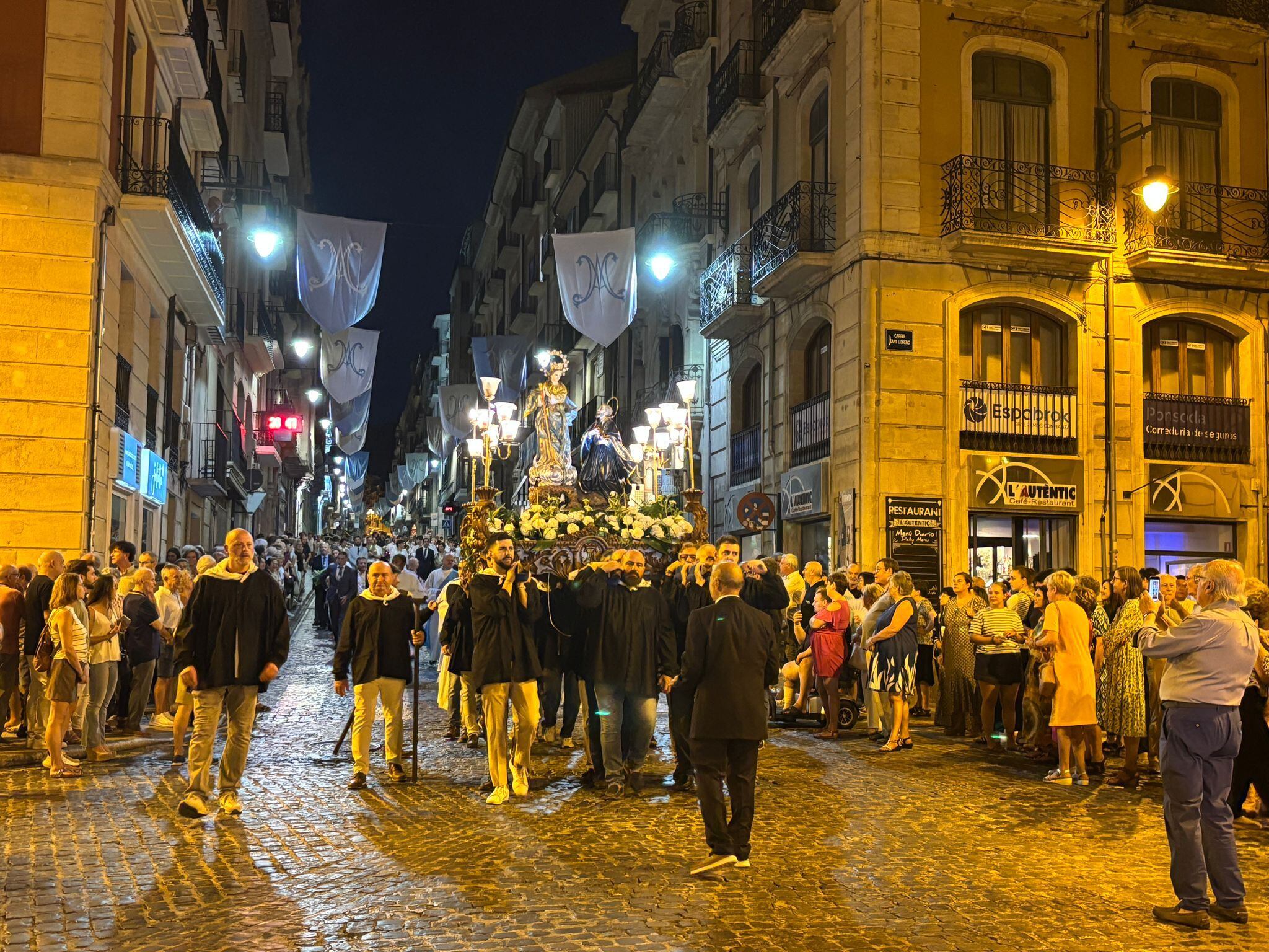 La imagen de la Virgen de los Lirios entrando esta noche en la plaza de España durante la ofrenda.