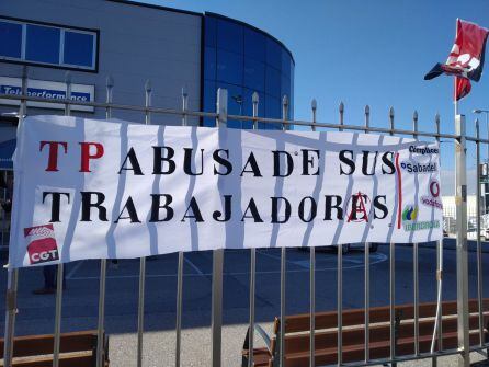 Pancarta colocada en Teleperformance