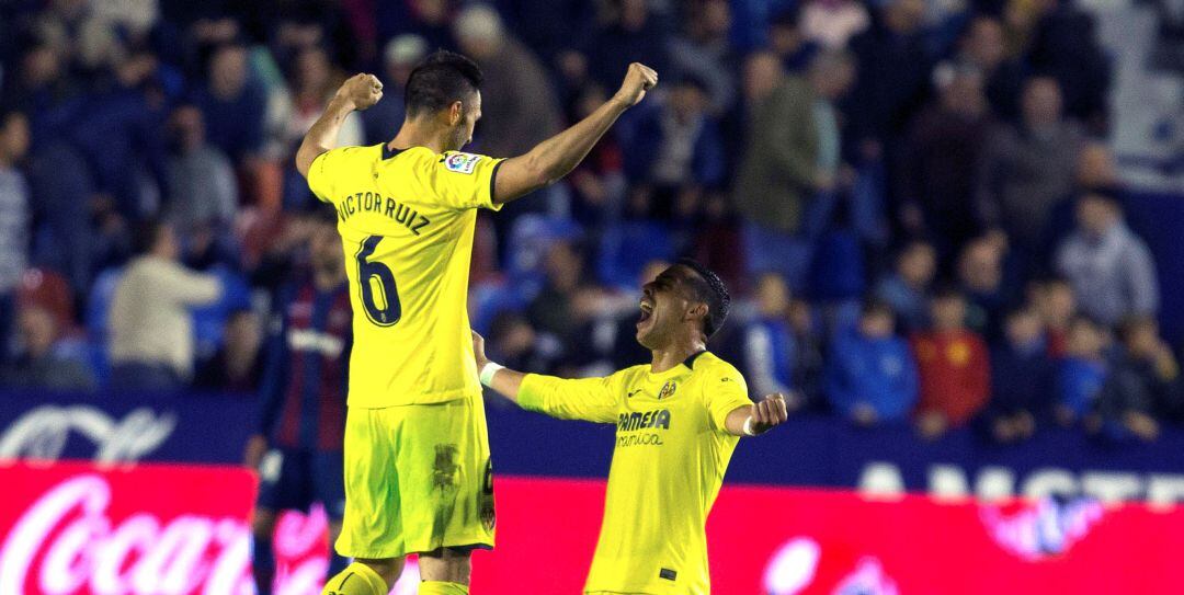 Los jugadores del Villarreal celebran la importante victoria en Orriols