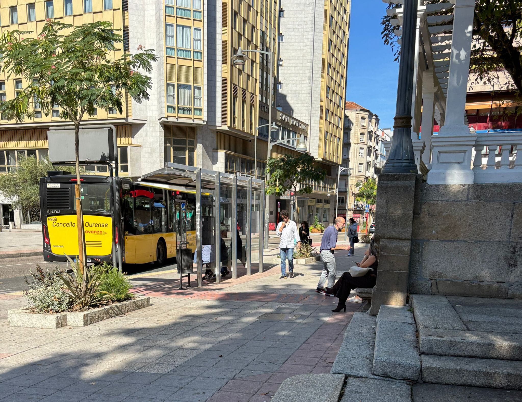 Imagen de la parada de autobuses en el parque de San Lázaro