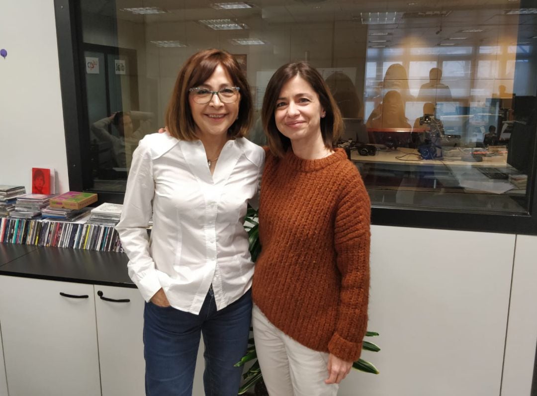 Marta Orriols amb Rosa Badia a la redacció de SER Catalunya.