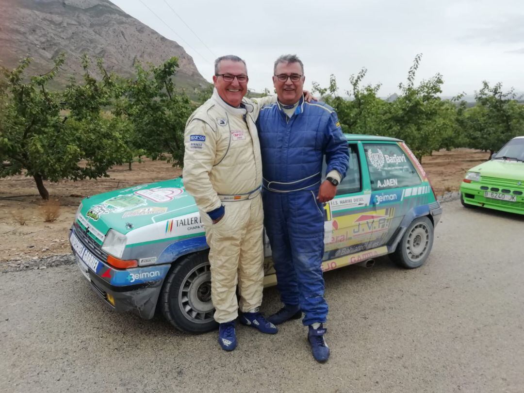 Amador Jaen con Gabriel Sanjuan posando con el propular `Soplillo´