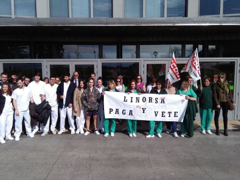 Concentración de los trabajadores de Linorsa apoyada por los alumnos del campus