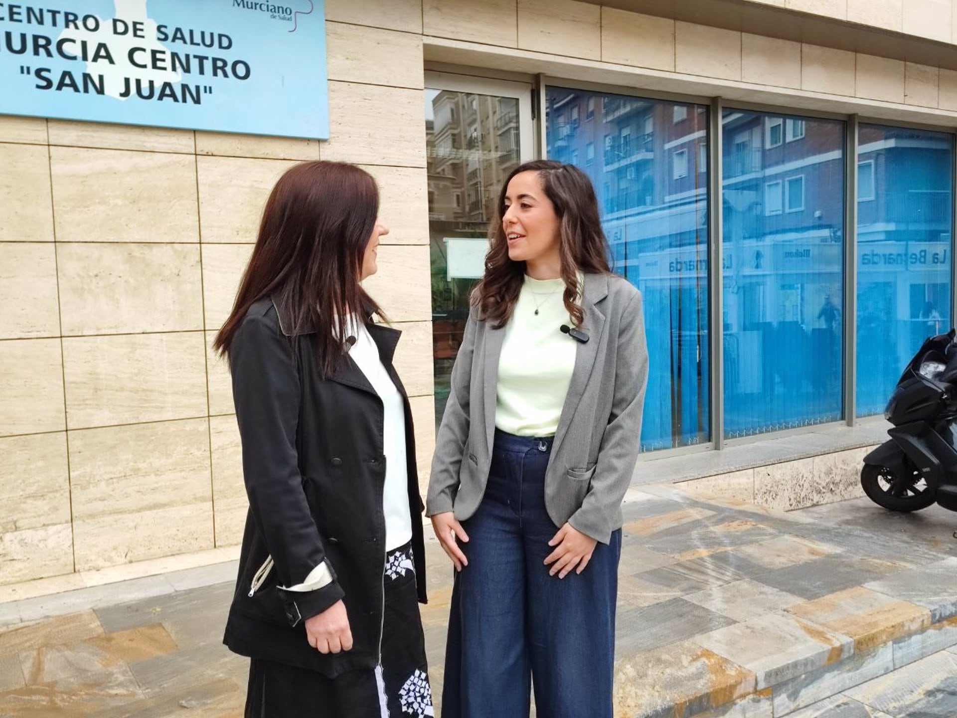 La cabeza de lista de Más Región-Verdes Equo a la Asamblea regional, Helena Vidal, y la candidata número 2 de la coalición al Ayuntamiento de Murcia, Adolfina Hervás, frente al centro de salud Murcia Centro