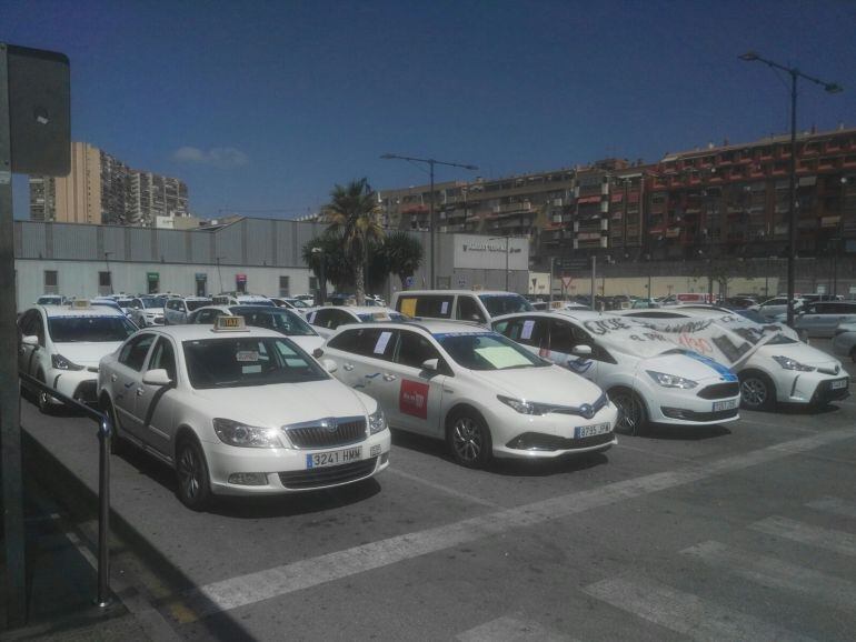 Concentración de taxis en la parada de la estación de RENFE