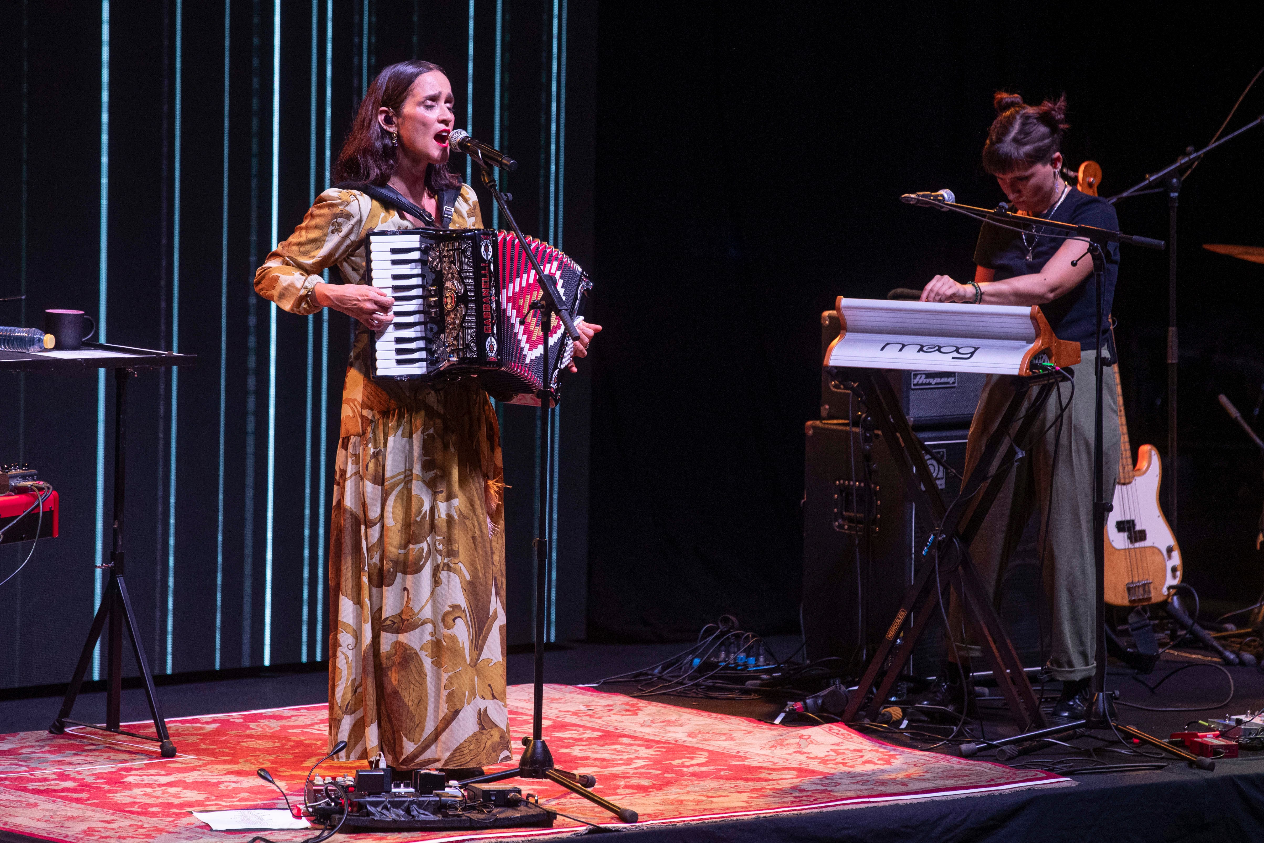 CARTAGENA, (MURCIA), 19/07/2024.- La cantante mexicana Julieta Venegas durante el concierto que ha ofrecido en la jornada inaugural del Festival La Mar de Músicas de Cartagena, este viernes en el Auditorio Paco Martín de Cartagena. EFE/Marcial Guillén
