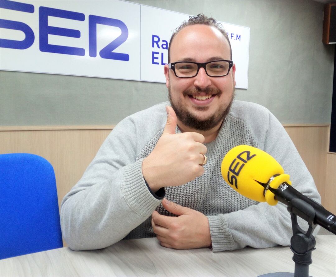 Fran Sierra en el estudio de Radio Elda