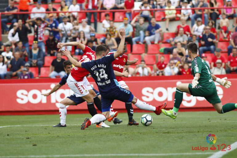 Barreiro remata a gol en el cuarto tanto del Nástic