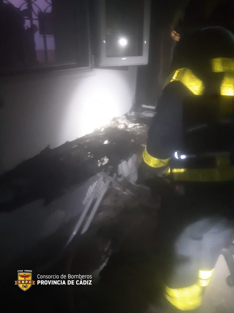 Efectivos de los Bomberos actúan en el incendio de una vivienda en Sanlúcar