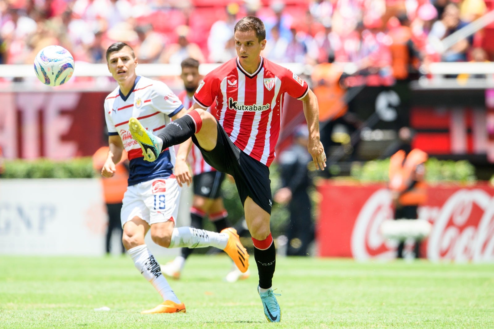 Iñigo Ruiz de Galarreta controla el balón durante el partido amistoso disputado este domingo entre Chivas y Athletic en la ciudad mexicana de Guadalajara